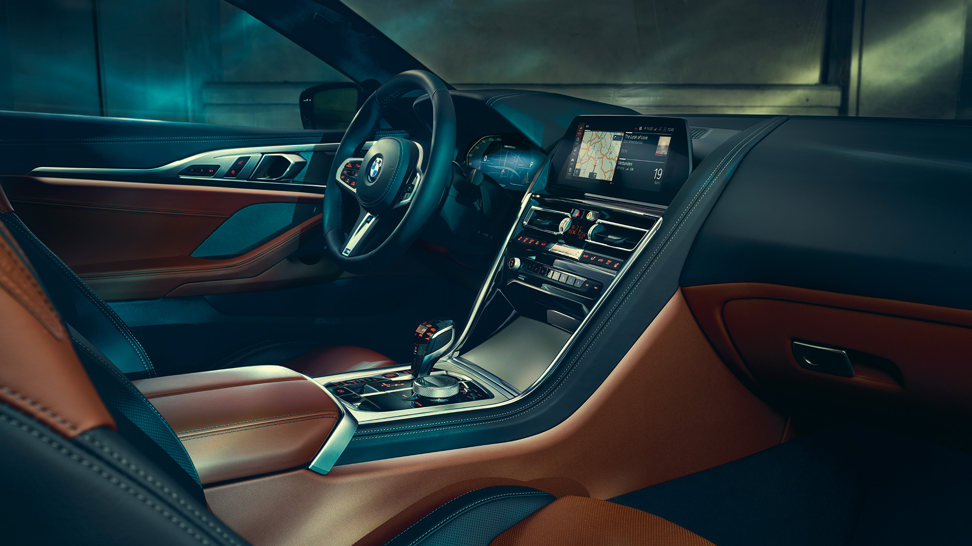 BMW M850i xDrive Coupé, kokpit. BMW M850i xDrive Coupé, kokpit s BMW Live Cockpit Professional a M koženým volantom.
