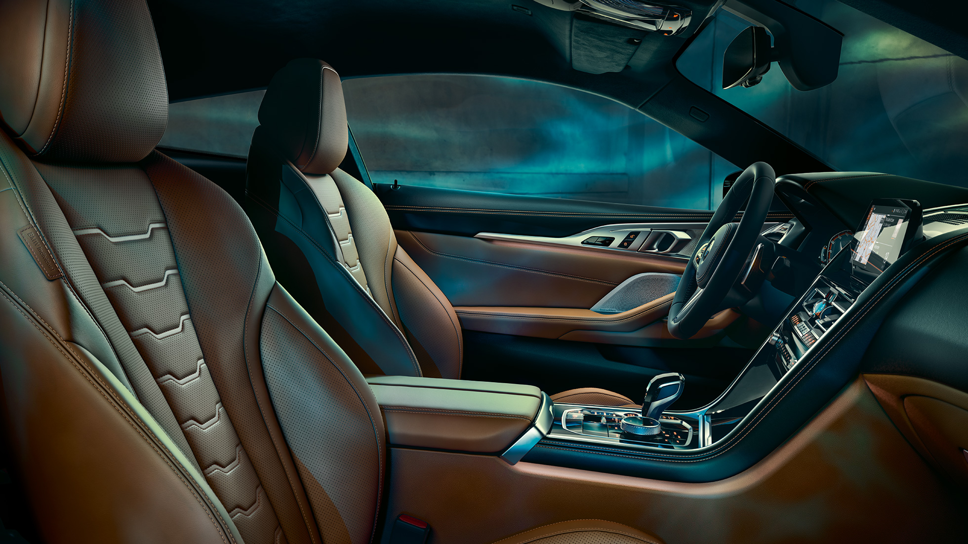 BMW M850i xDrive Coupé, interiér. BMW M850i xDrive Coupé, interiér s multifunkčnými sedadlami čalúnenými kožou BMW Individual „Merino“ Tartufo/Black.