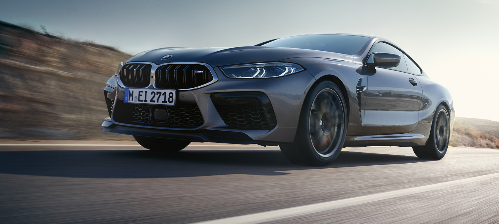 BMW M8 Coupé F92 LCI Facelift 2022 bočný pohľad jazdný BMW M8 Coupé F92 LCI Facelift 2022 metalíza Skyscraper Grey bočný pohľad zdola