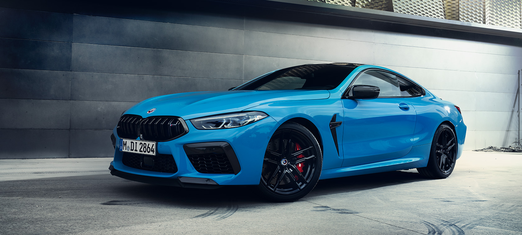 BMW M8 Competition Coupé F92 LCI Facelift 2022 Daytona Beach Blue bočný pohľad statický pred stenou