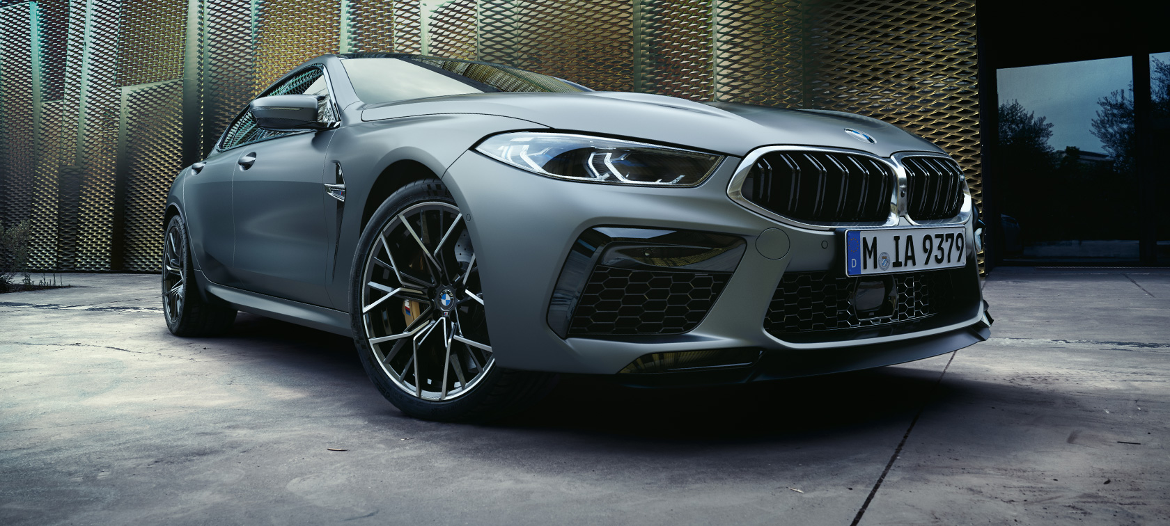 Predobočný pohľad BMW M8 Gran Coupé F93 LCI Facelift 2022 BMW M8 Gran Coupé F93 LCI Facelift 2022 BMW Individual metalíza Frozen Pure Grey predobočný pohľad zdola