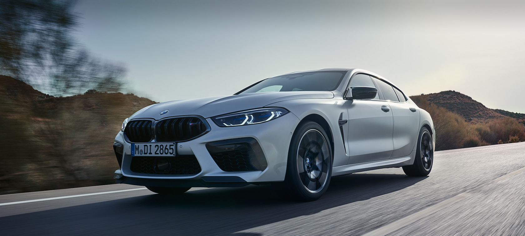 BMW M8 Competition Gran Coupé F93 LCI Facelift 2022 BMW Individual metalíza Frozen Brilliant White predobočný pohľad jazdný