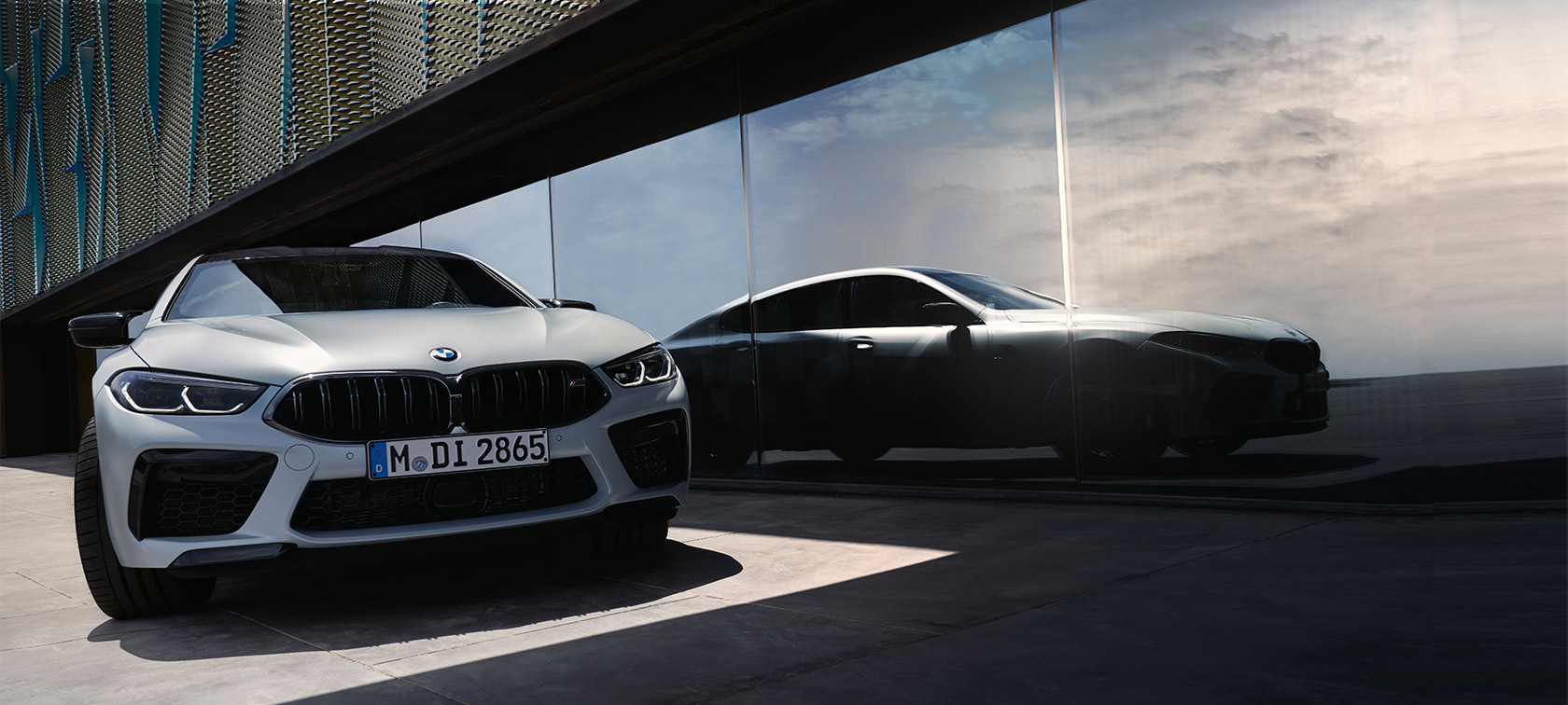 Predný pohľad BMW M8 Competition Gran Coupé F93 LCI Facelift 2022 BMW M8 Competition Gran Coupé F93 LCI Facelift 2022 BMW Individual metalíza Frozen Brilliant White predný pohľad s odrazom siluety na okne
