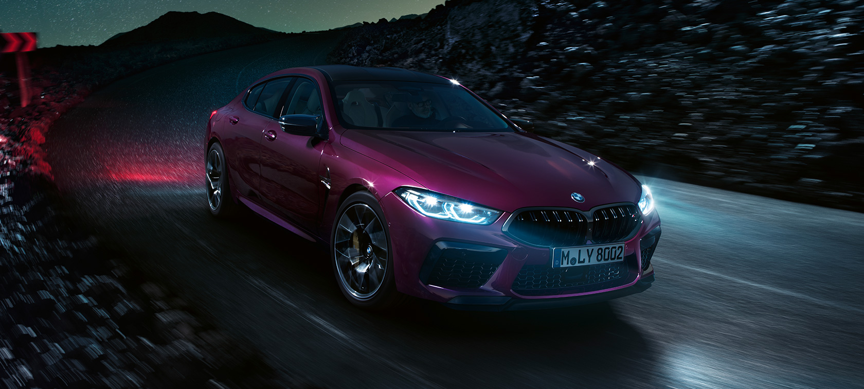 BMW M8 Competition Gran Coupé predobočný pohľad BMW M8 Competition Gran Coupé F93 2020 BMW Individual metalíza Ametrine predobočný jazdný pohľad v noci