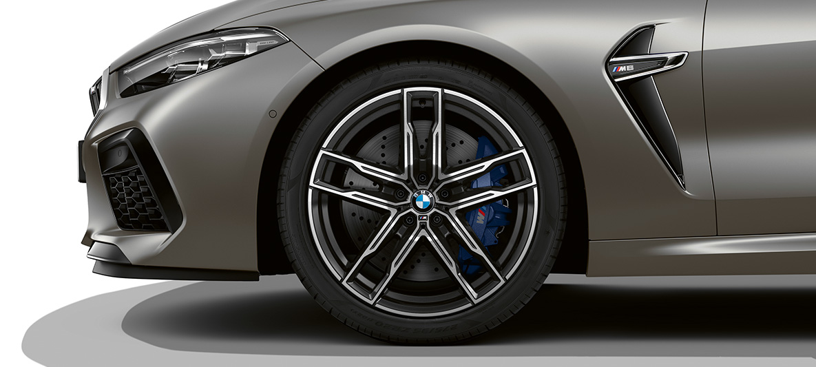 M disky z ľahkej zliatiny BMW M8 Gran Coupé M disky z ľahkej zliatiny BMW M8 Gran Coupé F93 2020 BMW Individual metalíza Frozen Dark Silver bočný pohľad