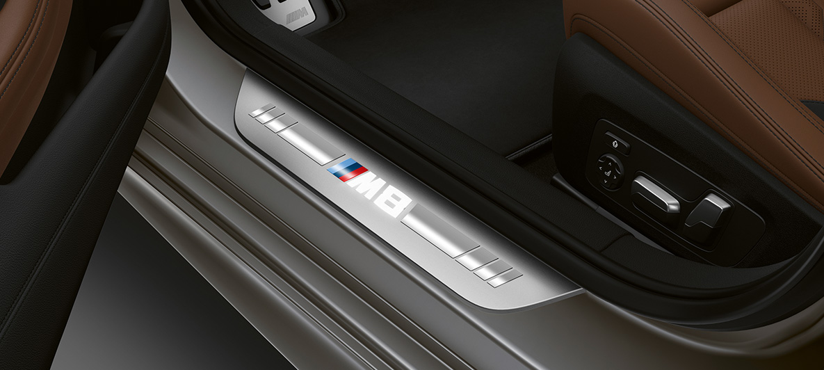 Prahové lišty BMW M8 Gran Coupé Prahové lišty s označením M8 BMW M8 Gran Coupé F93 2020 interiér