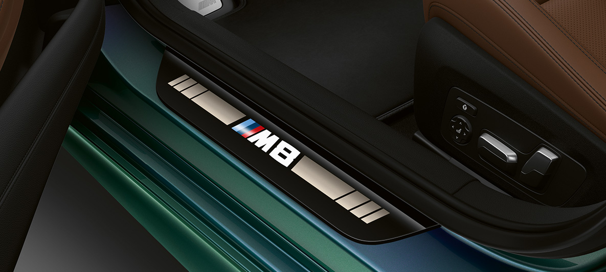 Prahové lišty BMW M8 Gran Coupé First Edition Prahové lišty s označením M8 BMW M8 Gran Coupé First Edition F93 2020 BMW Individual metalíza Aurora Diamond Green interiér