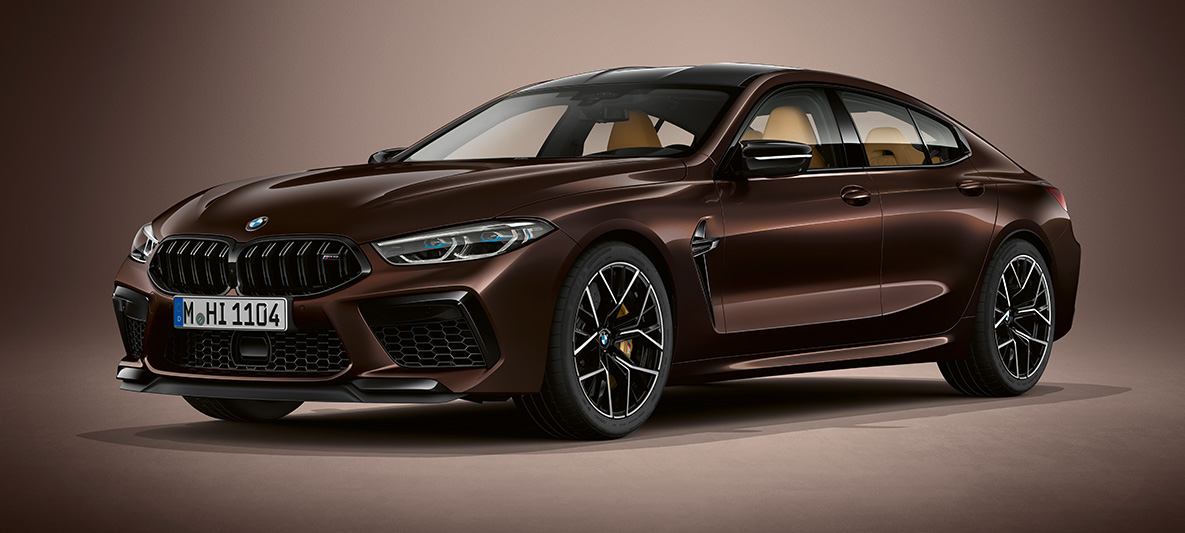 BMW M8 Competition Gran Coupé BMW Individual metalíza Almandine Brown BMW M8 Competition Gran Coupé F93 2020 BMW Individual metalíza Almandine Brown predobočný pohľad