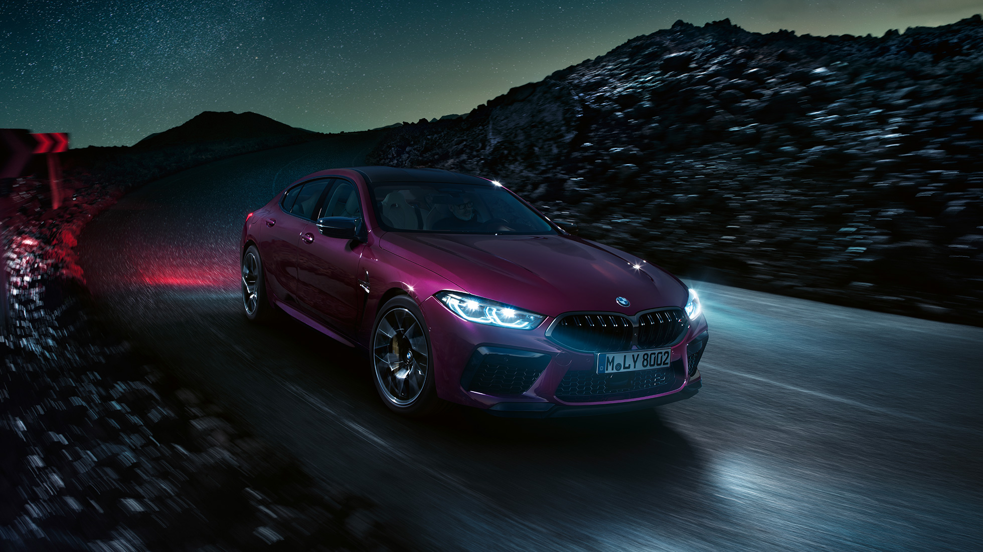 BMW M8 Competition Gran Coupé predobočný pohľad BMW M8 Competition Gran Coupé F93 2020 BMW Individual metalíza Ametrine predobočný pohľad