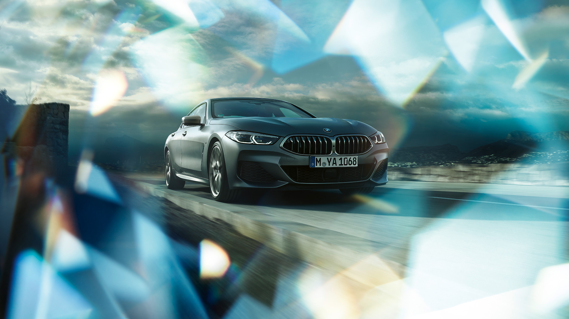 BMW M850i xDrive Gran Coupé predobočný pohľad BMW M850i xDrive Gran Coupé G16 2019 BMW Individual metalíza Frozen Bluestone predobočný pohľad