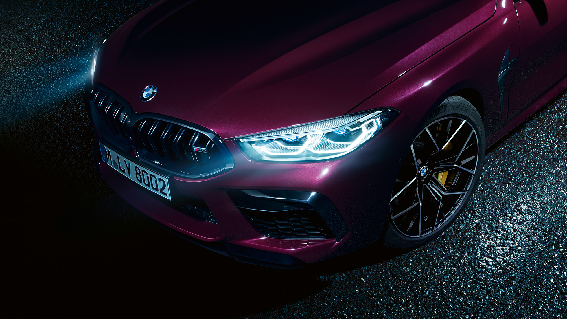 BMW M8 Competition Gran Coupé detailný predný bočný pohľad BMW M8 Competition Gran Coupé so svetlami BMW Laserlight F93 2020 BMW Individual metalíza Ametrine detailný predný bočný pohľad