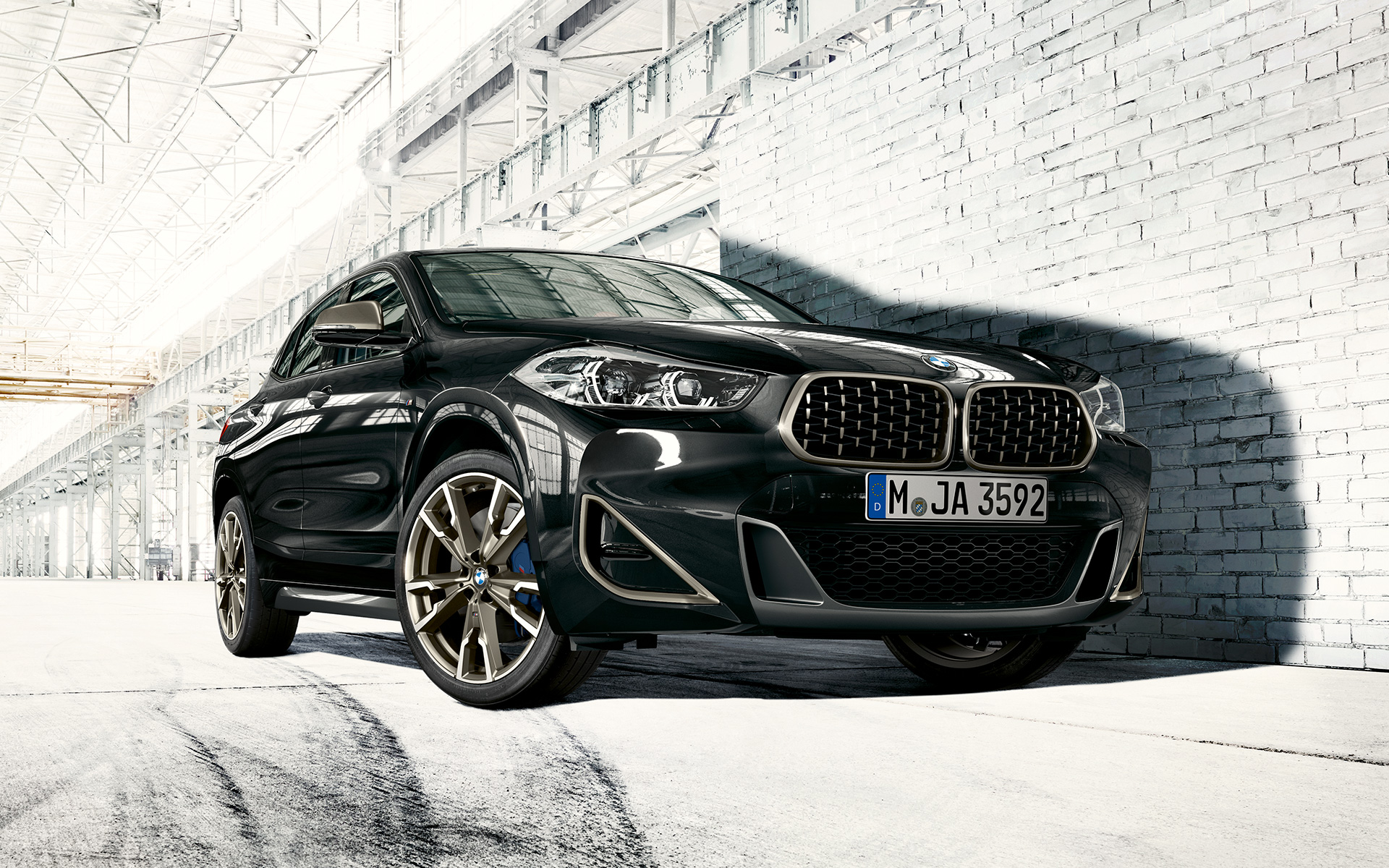 Obličky BMW X2 M35i F39 metalíza Sapphire Black predobočný pohľad statický