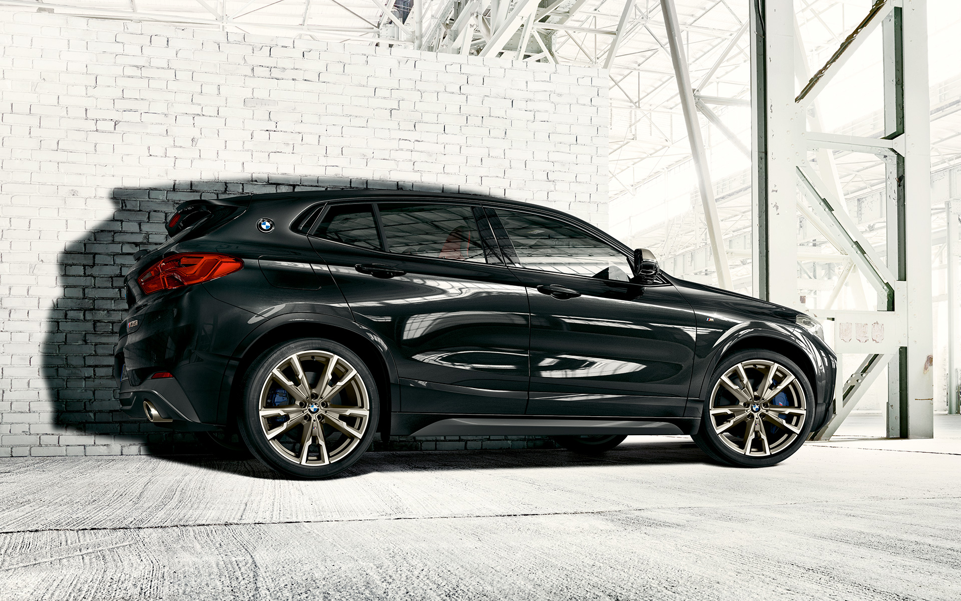 M disky z ľahkej zliatiny BMW X2 M35i (F39) metalíza Sapphire Black bočný pohľad statický