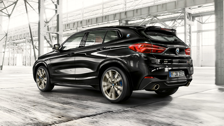 BMW X2 M35i (F39), metalíza Black Sapphire, zadobočný pohľad jazdný BMW X2 M35i (F39), metalíza Black Sapphire, zadobočný pohľad jazdný