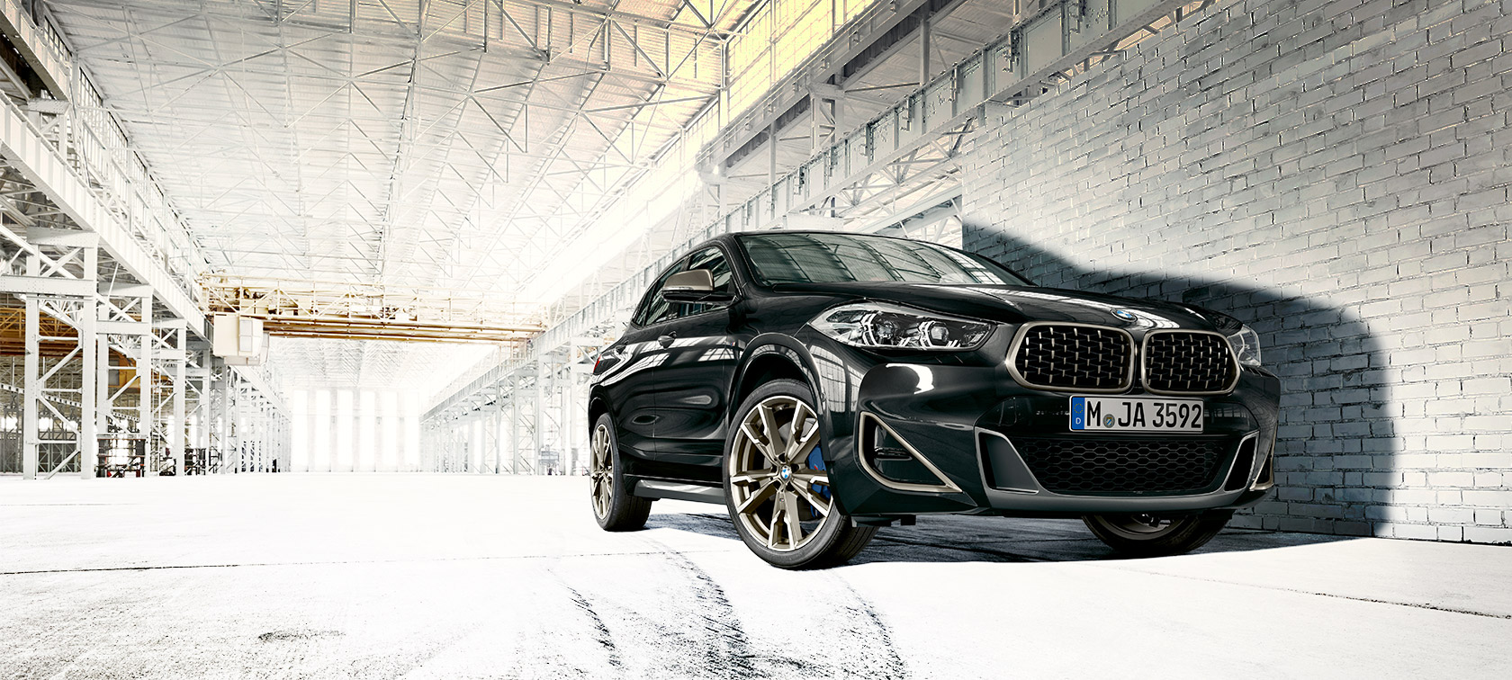 Pohľad zdola BMW X2 M35i (F39) metalíza Sapphire Black