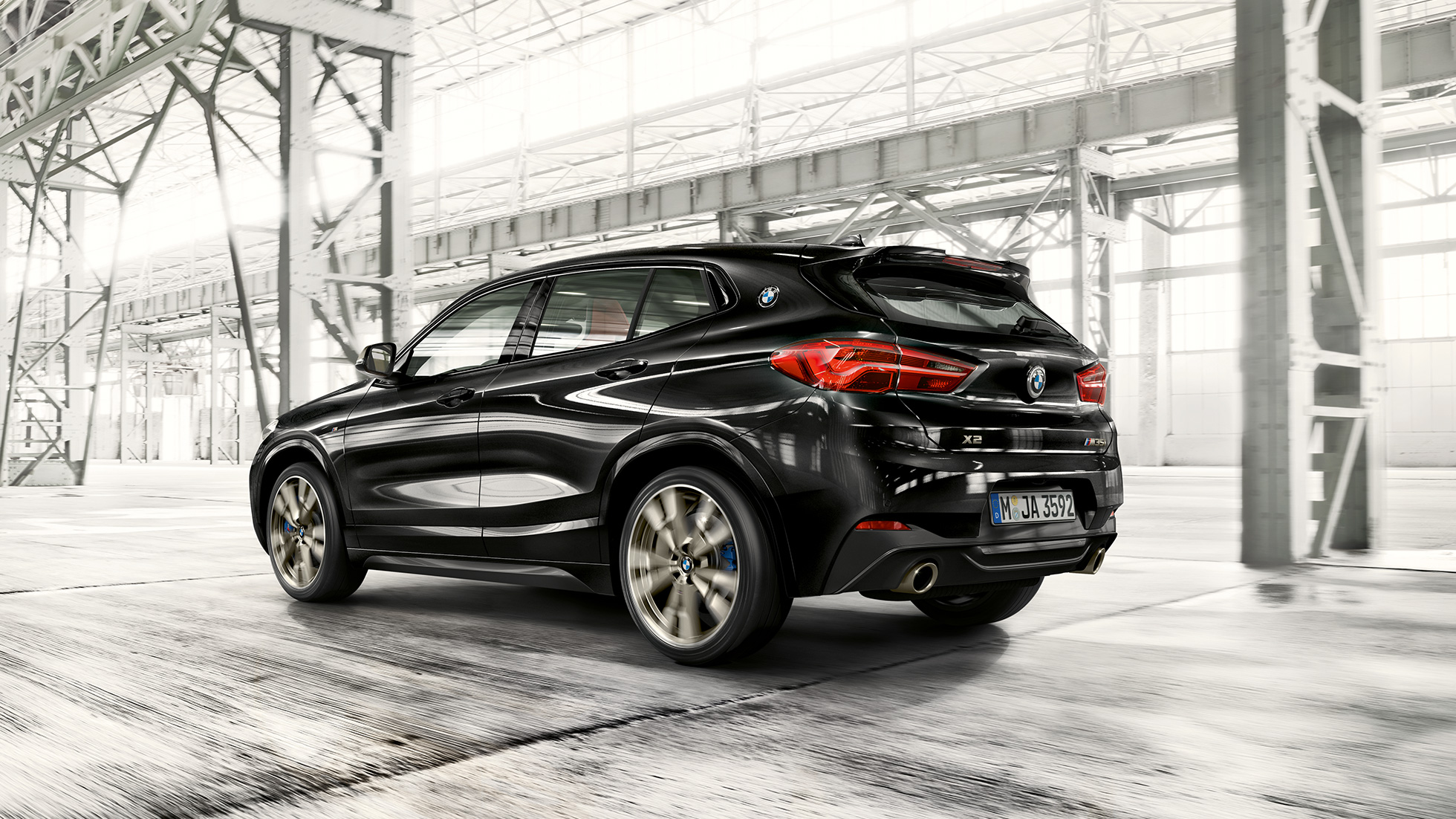 Jazdná dynamika BMW X2 M35i Jazdná dynamika BMW X2 M35i metalíza Sapphire Black F39 2018 zadobočný pohľad