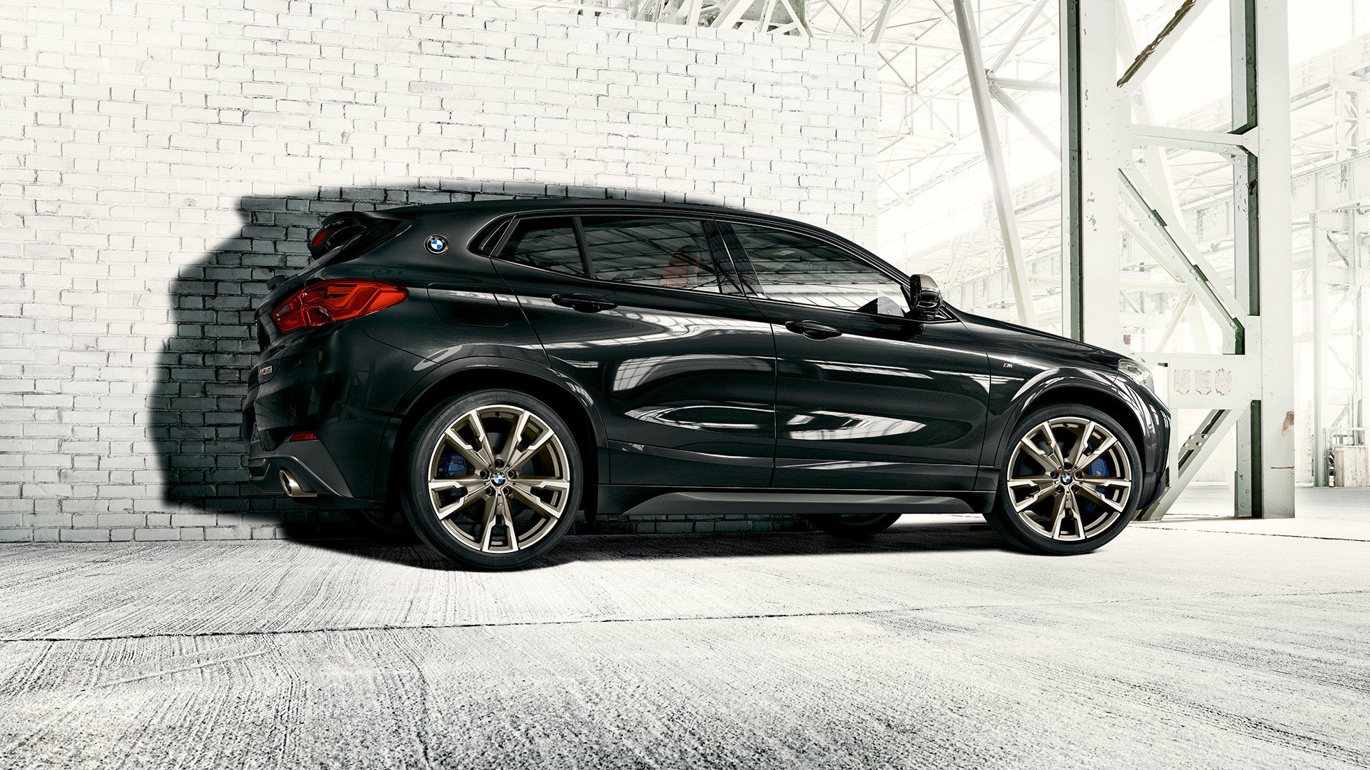 Exteriér BMW X2 M35i Exteriér BMW X2 M35i metalíza Sapphire Black F39 bočný pohľad
