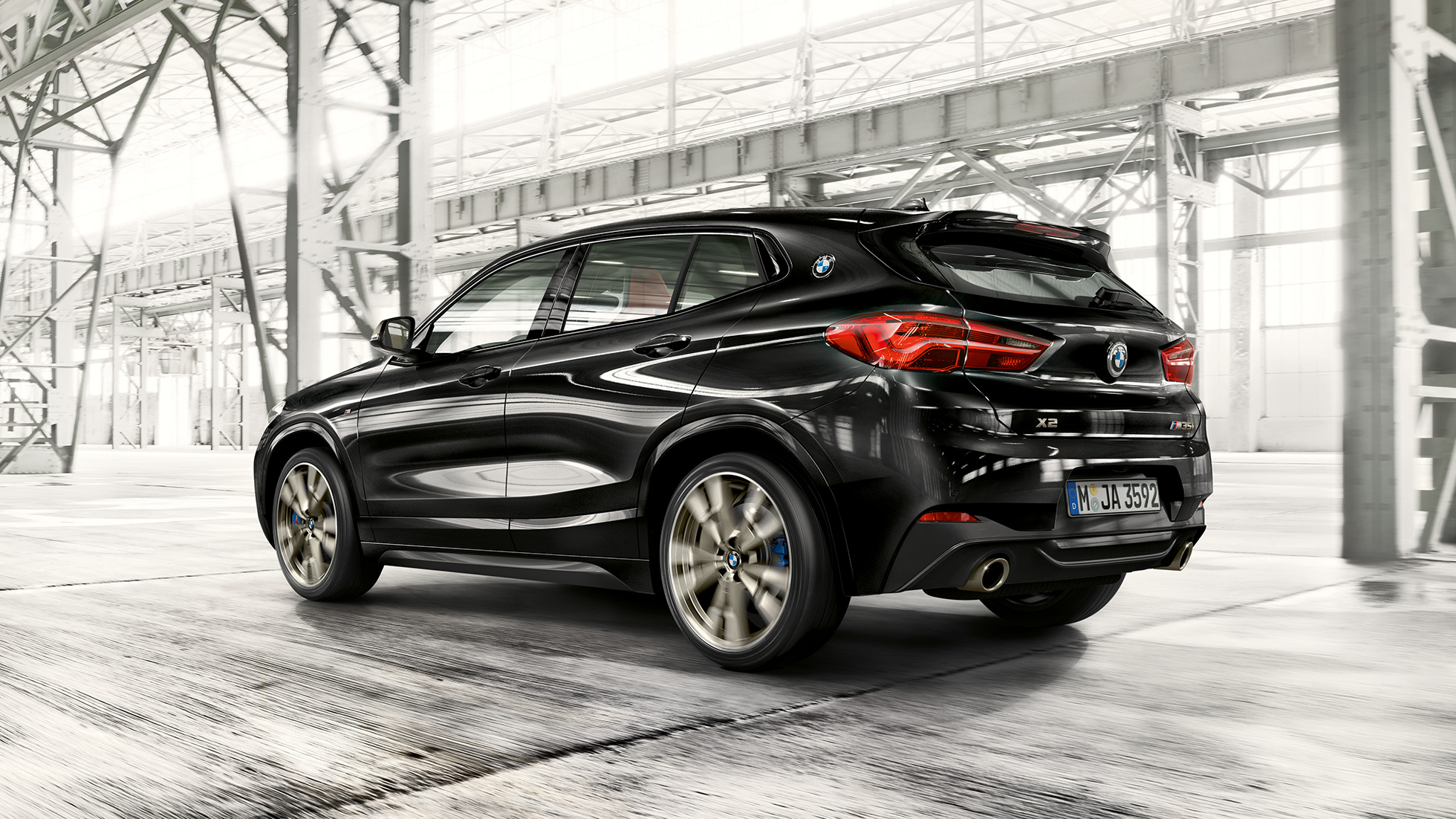 M zadný spojler BMW X2 M35i M zadný spojler BMW X2 M35i metalíza Sapphire Black F39 predobočný pohľad