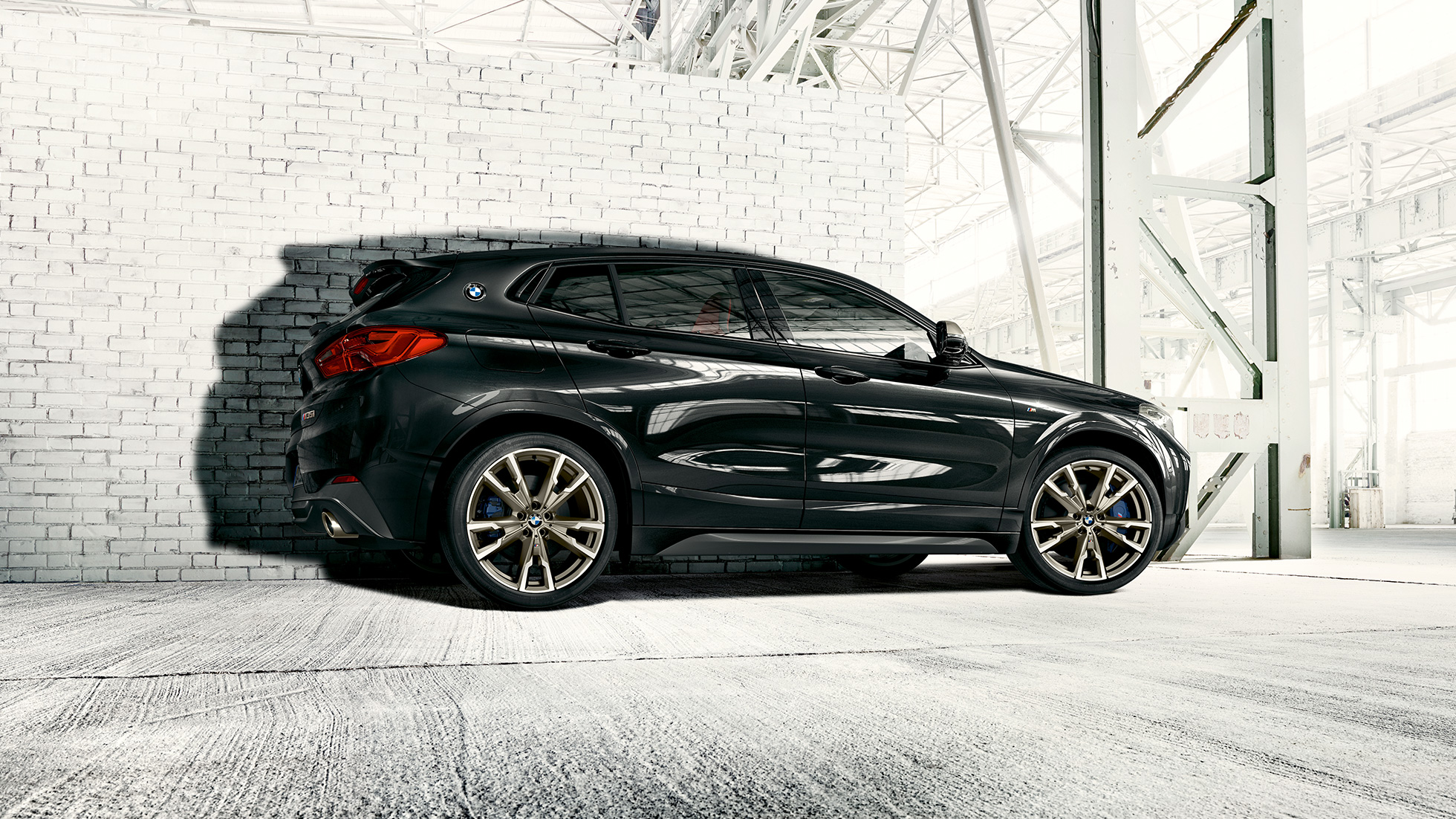 M disky z ľahkej zliatiny BMW X2 M35i M disky z ľahkej zliatiny BMW X2 M35i metalíza Sapphire Black F39 bočný pohľad