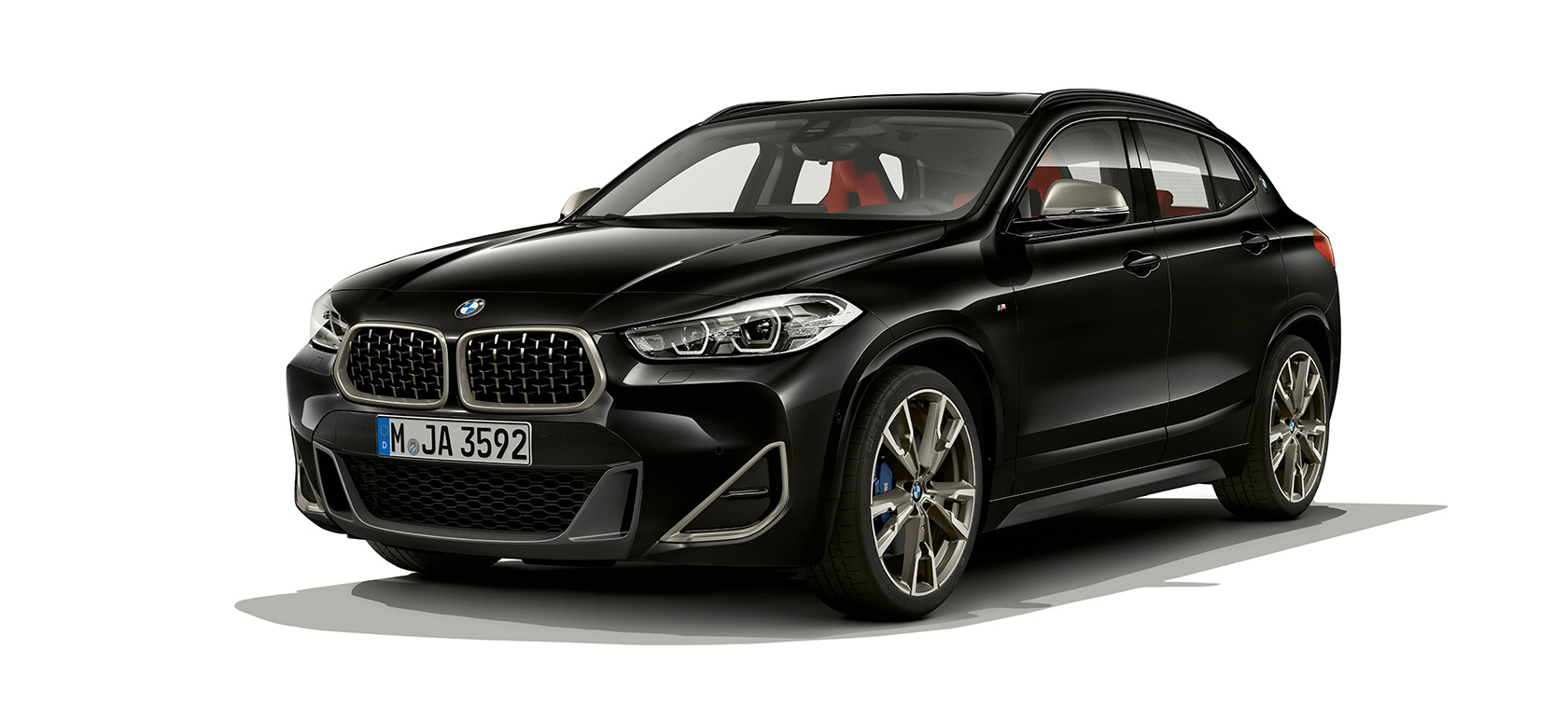 Predobočný záber BMW X2 M35i F39 Predobočný pohľad BMW X2 M35i 2018 F39 metalíza Sapphire Black