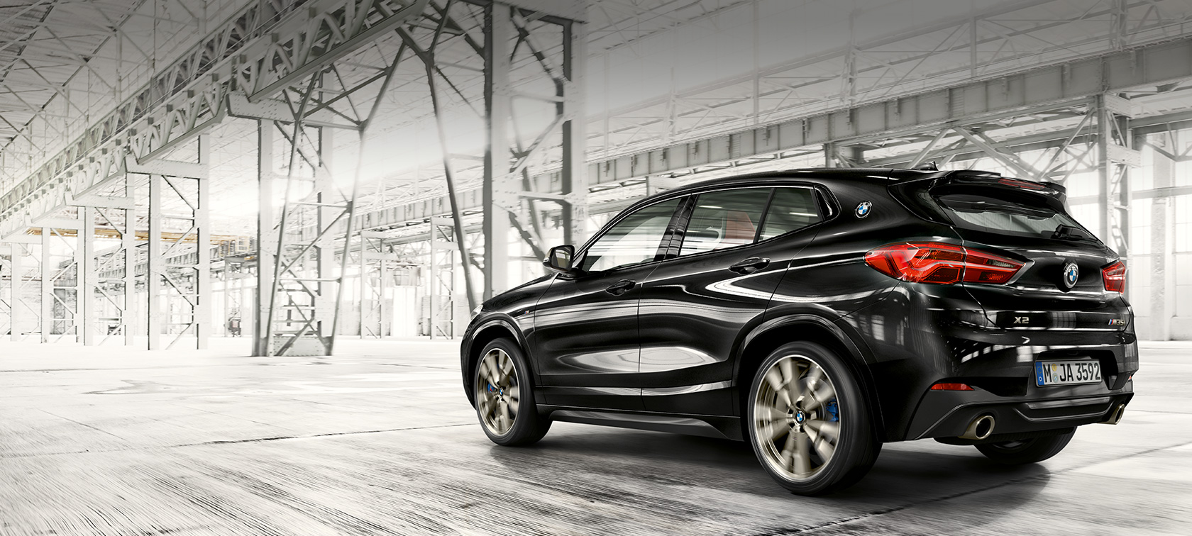 Zadobočný pohľad BMW X2 M35i BMW X2 M35i metalíza Sapphire Black F39 zadobočný pohľad