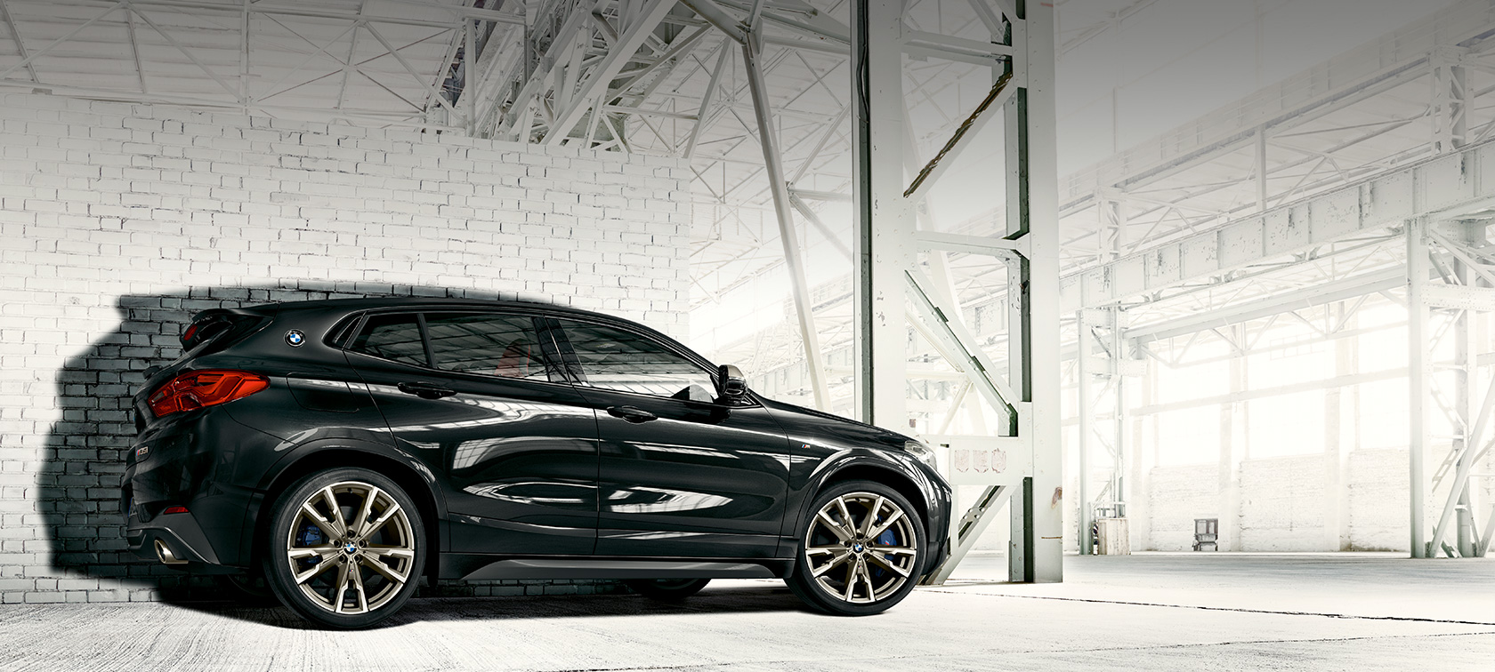 Bočný pohľad BMW X2 M35i Bočný pohľad BMW X2 M35i metalíza Sapphire Black F39