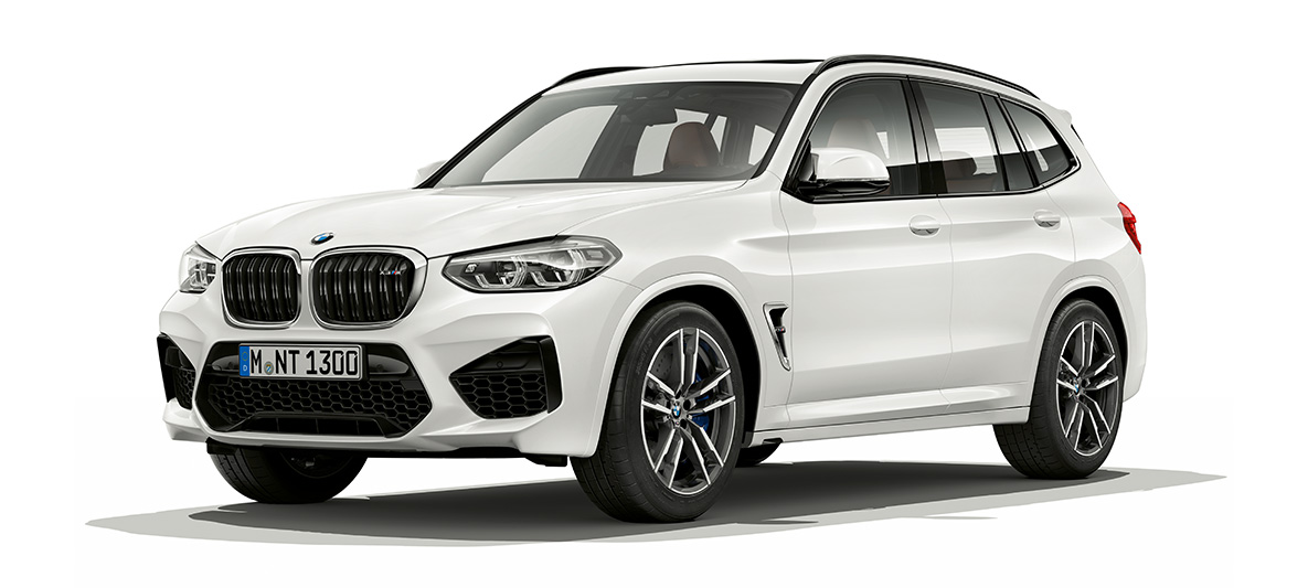 BMW X3 M, trojštvrťový bočný pohľad. BMW X3 M vo farbe Alpine White, exteriér, trojštvrťový bočný pohľad.
