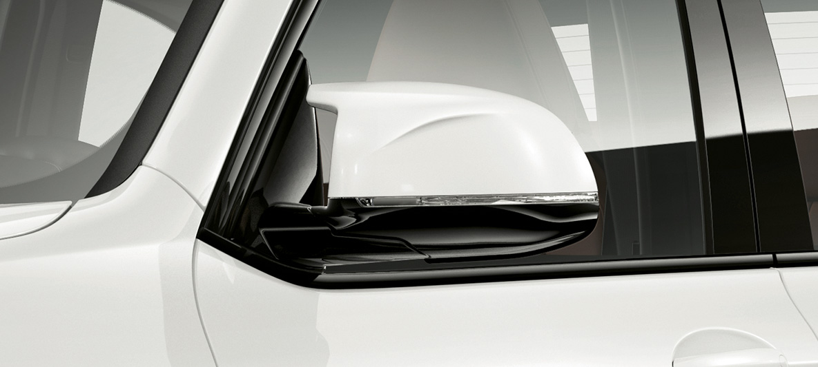 BMW X3 M, kryty spätných zrkadiel vo farbe karosérie. BMW X3 M vo farbe Alpine White, exteriér, kryty spätných zrkadiel vo farbe karosérie.