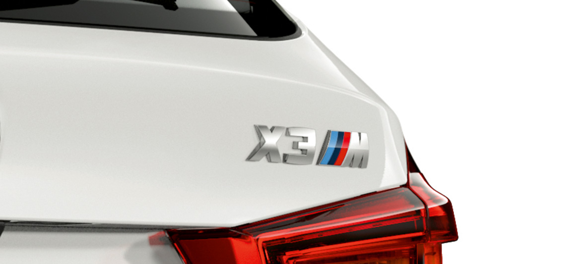 BMW X3 M, označenie modelu. BMW X3 M vo farbe Alpine White, exteriér, zadná časť s označením modelu.