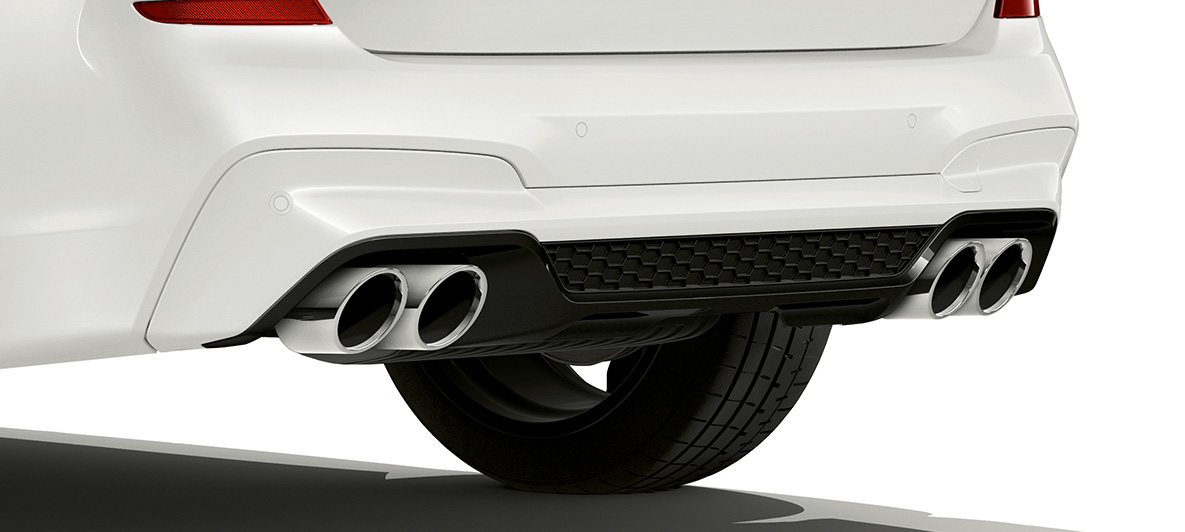 BMW X3 M, zadná časť s koncovkami výfuku v chrómovom prevedení. BMW X3 M vo farbe Alpine White, exteriér, zadná časť s koncovkami výfuku v chrómovom prevedení.