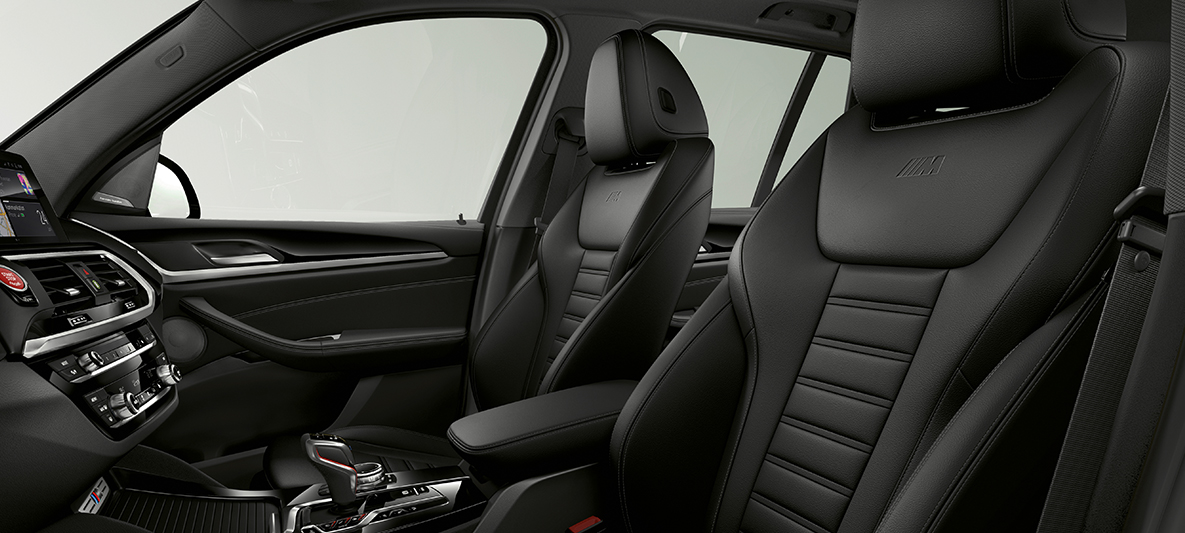 BMW X3 M, športové sedadlá čalúnené čiernou kožou „Vernasca“. BMW X3 M, interiér, športové sedadlá čalúnené čiernou kožou „Vernasca“.