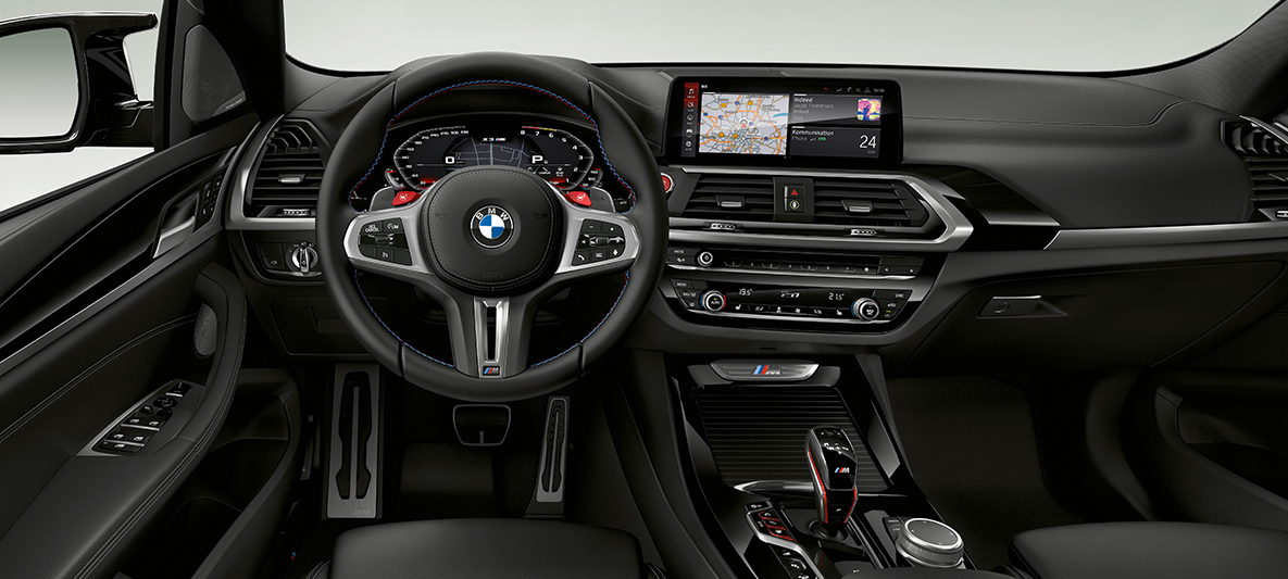 BMW X3 M, M kožený volant. BMW X3 M, interiér, kokpit, M kožený volant s M kontrastným prešívaním.