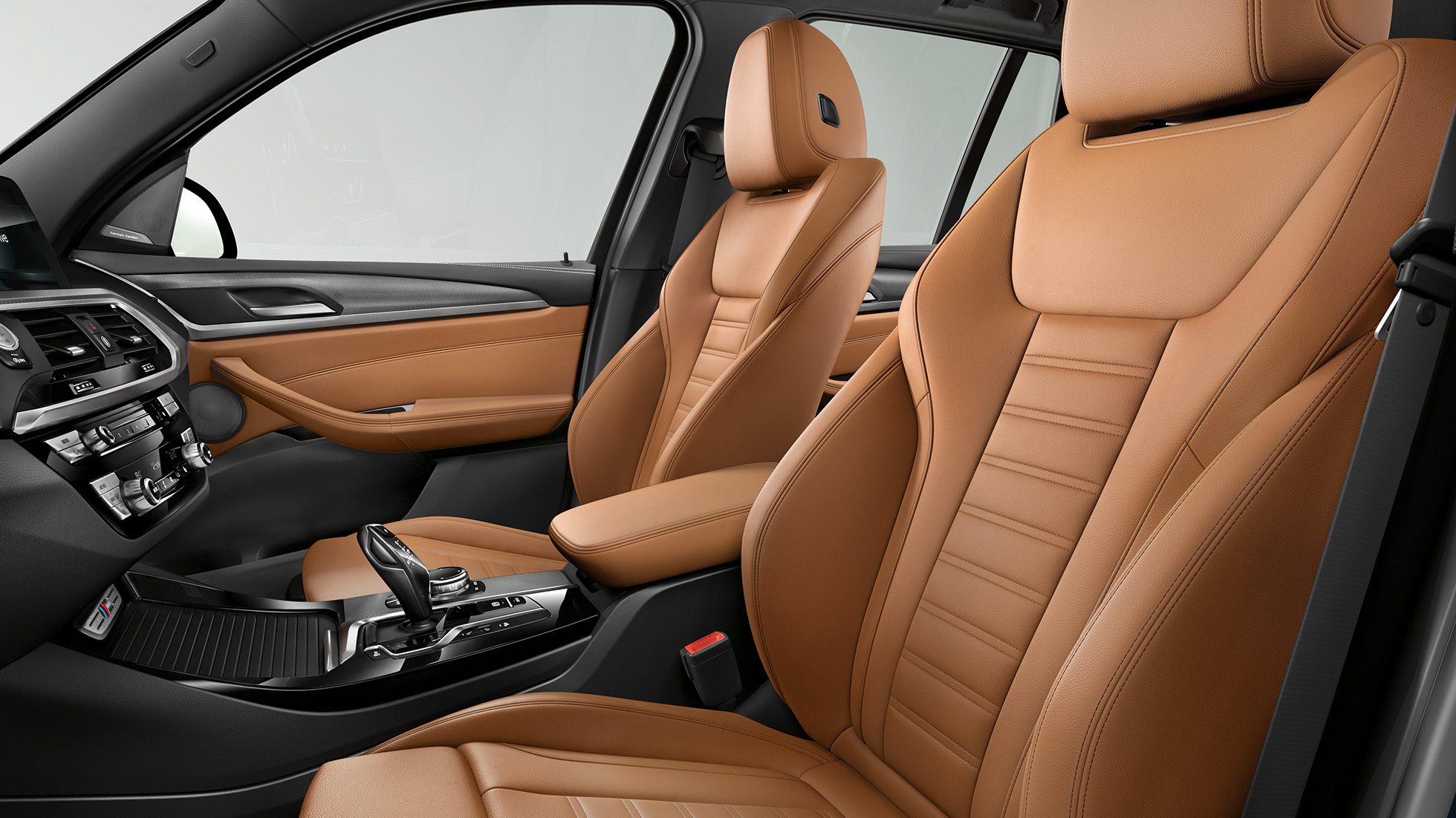 BMW X3 M40i a BMW X3 M40d, interiér. BMW X3 M40i a BMW X3 M40d, športový a pohodlný interiér so športovými sedadlami.
