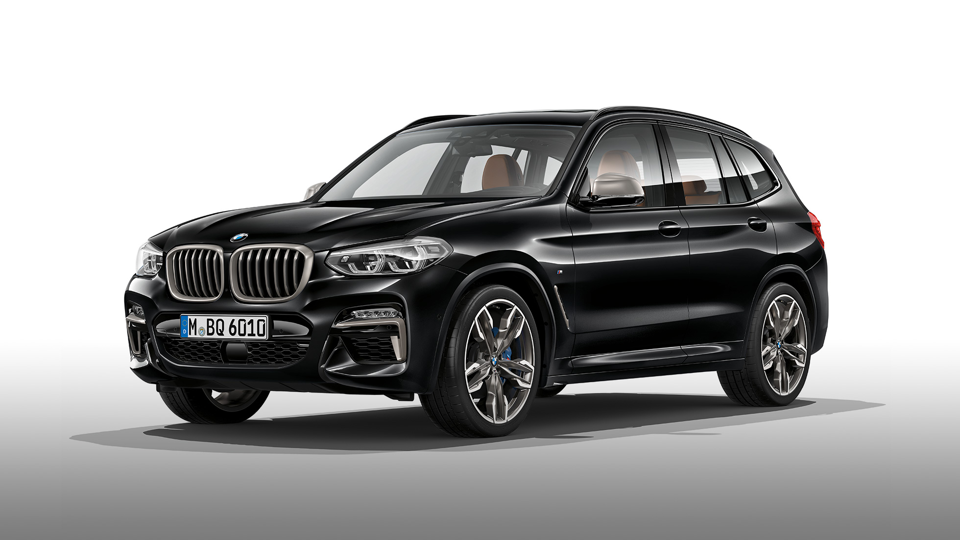 BMW X3 M40i a BMW X3 M40d, bočný pohľad. BMW X3 M40i a BMW X3 M40d v metalickej farbe Black Sapphire, exteriér, bočný pohľad.