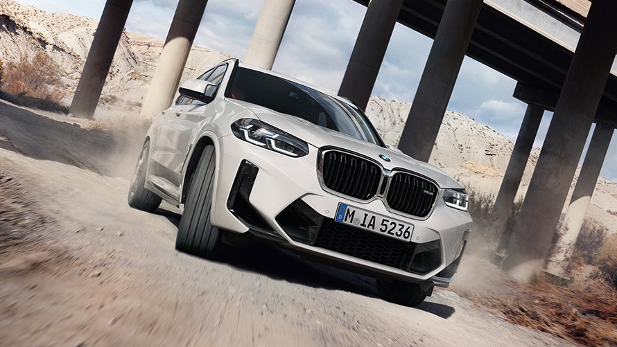 BMW X3 M F97 LCI Facelift 2021 Alpine White predobočný pohľad jazdný v zákrute