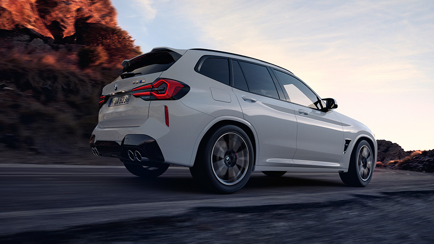 BMW X3 M F97 LCI Facelift 2021 Alpine White bočný pohľad zdola