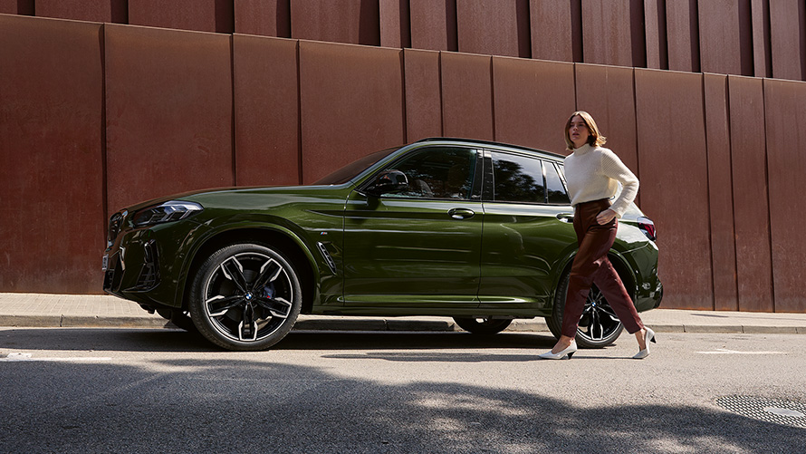 BMW X3 M40i G01 LCI Facelift 2021 metalíza Malachite Green bočný pohľad s modelkou
