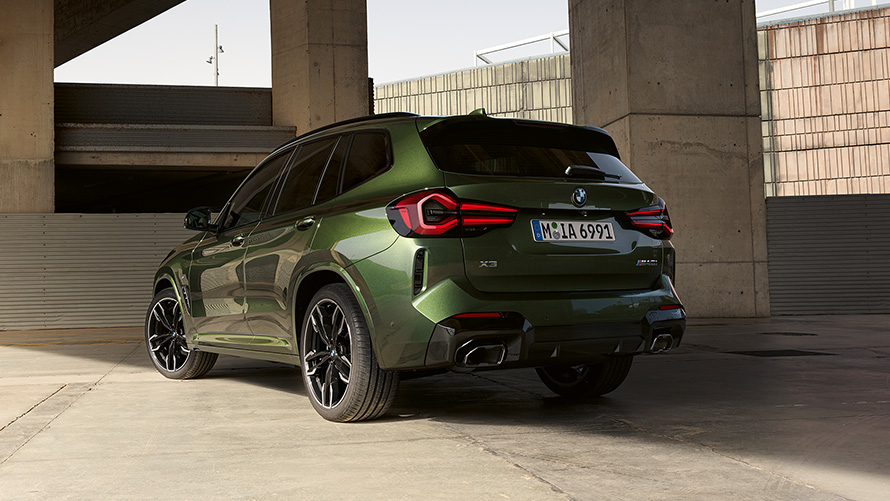BMW X3 M40i G01 LCI Facelift 2021 metalíza Malachite Green zadobočný pohľad statický
