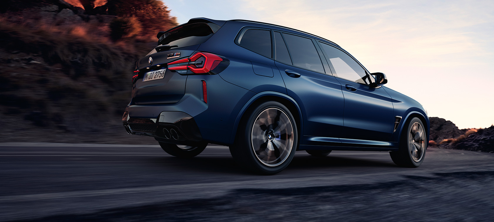 BMW X3 M Competition F97 LCI 2021 zadobočný záber zdola BMW X3 M Competition F97 LCI Facelift 2021 metalíza Frozen Marina Bay Blue zadobočný jazdný záber zdola