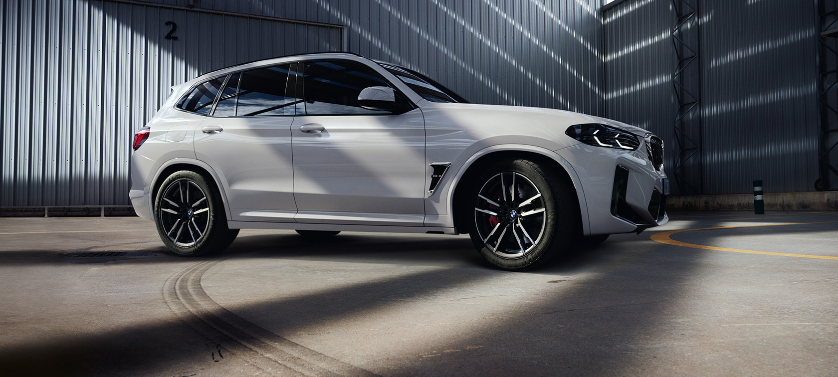 BMW X3 M F97 LCI Facelift 2021 bočný pohľad BMW X3 M F97 LCI Facelift 2021 Alpine White bočný pohľad