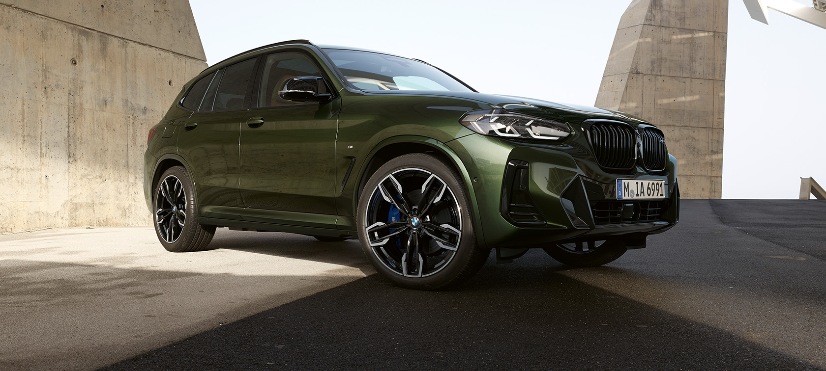 BMW X3 M40i G01 LCI Facelift 2021 predobočný pohľad statický BMW X3 M40i G01 LCI Facelift 2021 metalíza Malachite Green predobočný pohľad statický