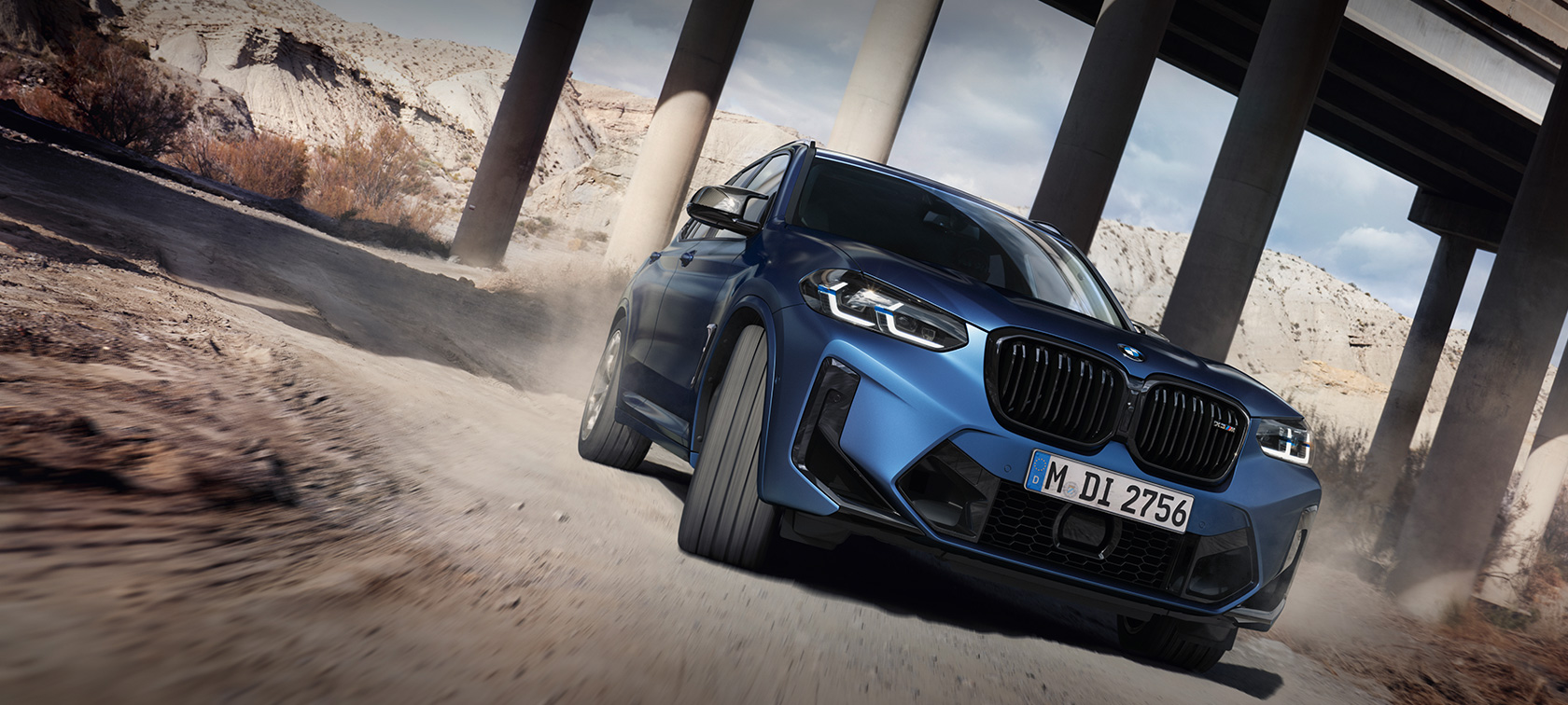 BMW X3 M Competition F97 LCI Facelift 2021 metalíza Frozen Marina Bay Blue predobočný záber jazdný