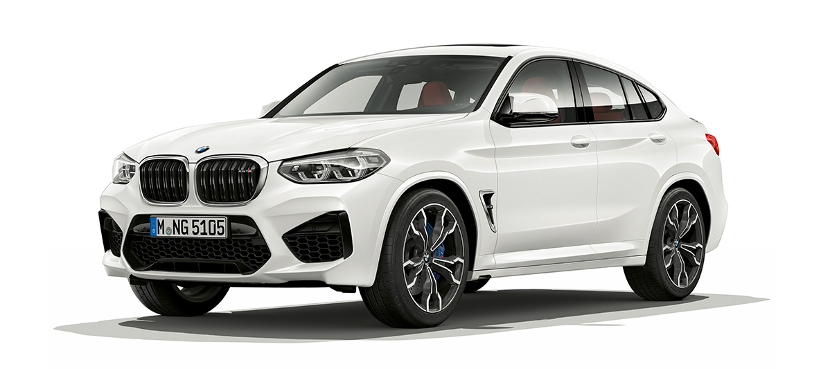BMW X4 M, trojštvrťový bočný pohľad. BMW X4 M vo farbe Alpine White, exteriér, trojštvrťový bočný pohľad.