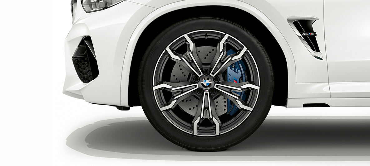 BMW X4 M, 21-palcové M disky kolies z ľahkej zliatiny vo farbe Orbit Grey. BMW X4 M vo farbe Alpine White, exteriér, 21-palcové M disky kolies z ľahkej zliatiny vo farbe Orbit Grey.