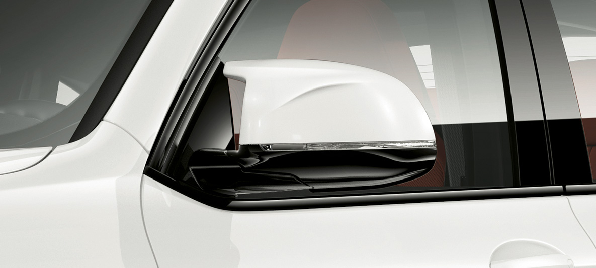 BMW X4 M, kryty spätných zrkadiel vo farbe karosérie. BMW X4 M vo farbe Alpine White, exteriér, kryty spätných zrkadiel vo farbe karosérie.