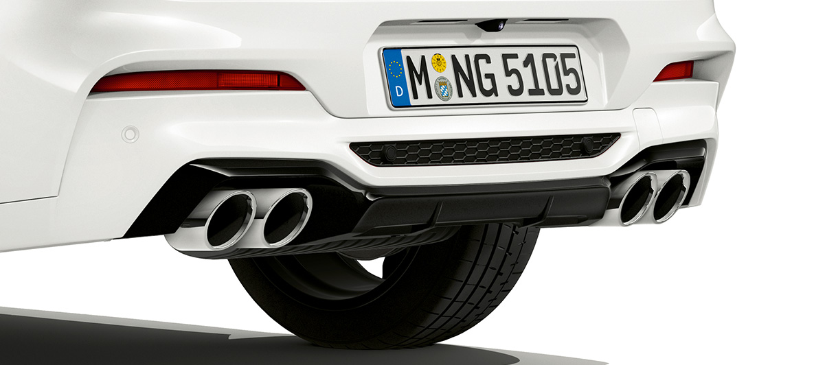 BMW X4 M, koncovky výfuku v chrómovom prevedení. BMW X4 M vo farbe Alpine White, exteriér, zadná časť s koncovkami výfuku v chrómovom prevedení.