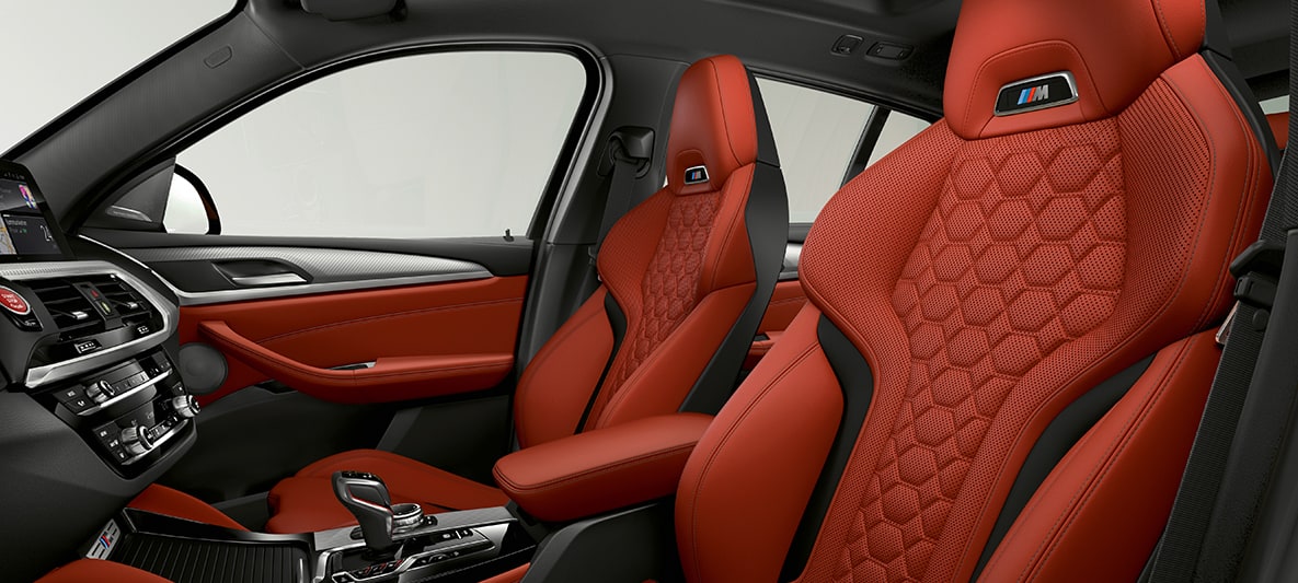BMW X4 M, športové sedadlá čalúnené kožou ‚Merino‘ Sakhir Orange. BMW X4 M, interiér, športové sedadlá čalúnené kožou ‚Merino‘ Sakhir Orange.