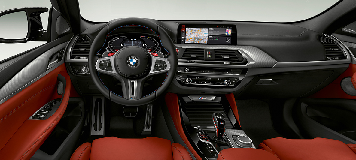 BMW X4 M, M kožený volant. BMW X4 M, interiér, kokpit, M kožený volant s M kontrastným prešívaním.