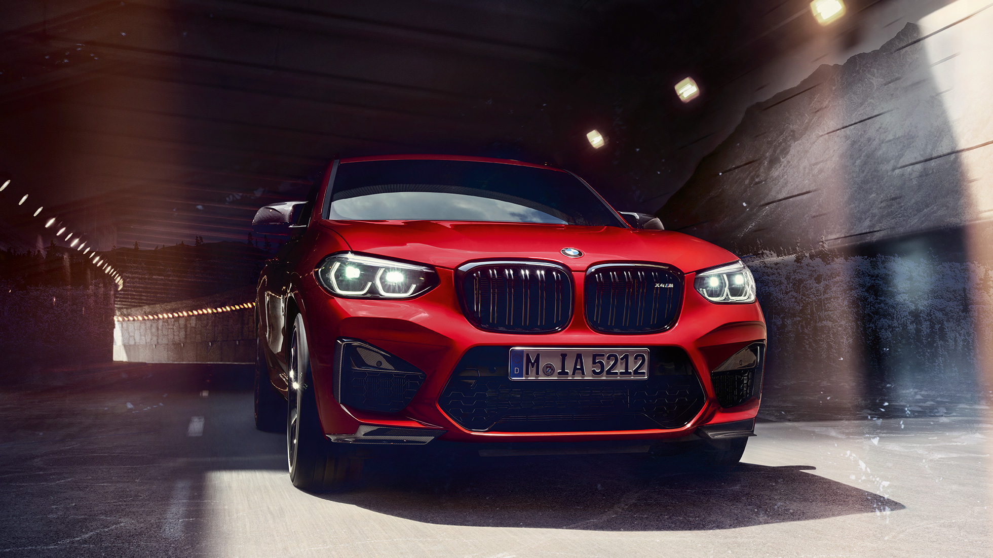 BMW X4 M Competition, predný pohľad. BMW X4 M Competition v metalickej farbe Toronto Red, exteriér, predný pohľad.