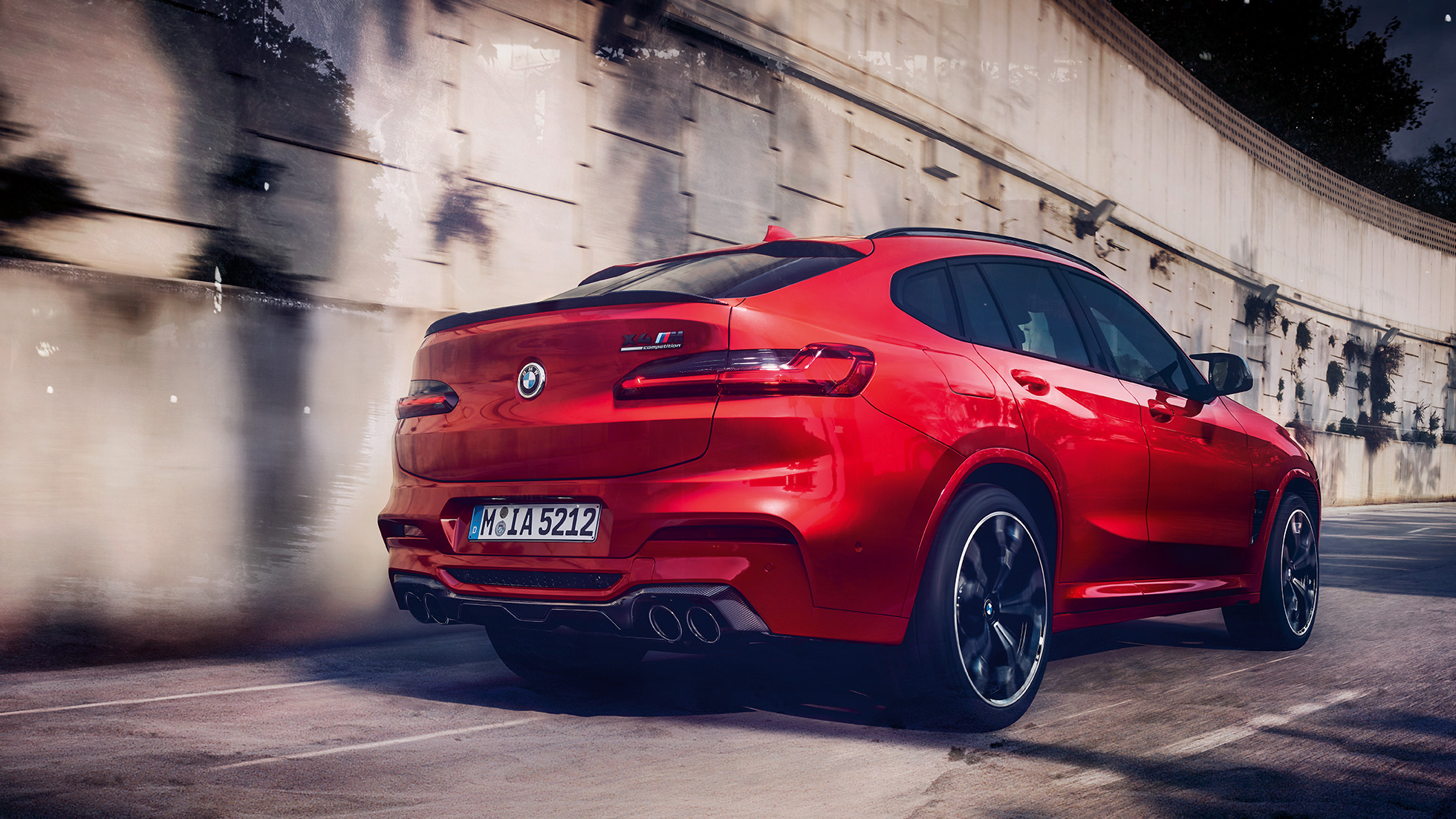 BMW X4 M Competition, karbónové kryty spätných zrkadiel. BMW X4 M Competition v metalickej farbe Toronto Red, exteriér, M karbónový vonkajší balík, karbónové kryty spätných zrkadiel.